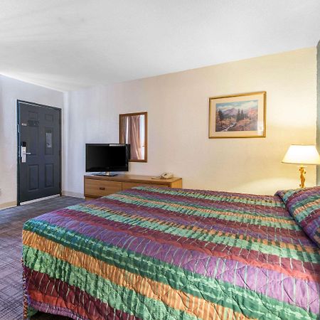 Rodeway Inn & Suites Колорадо-Спрингс Экстерьер фото