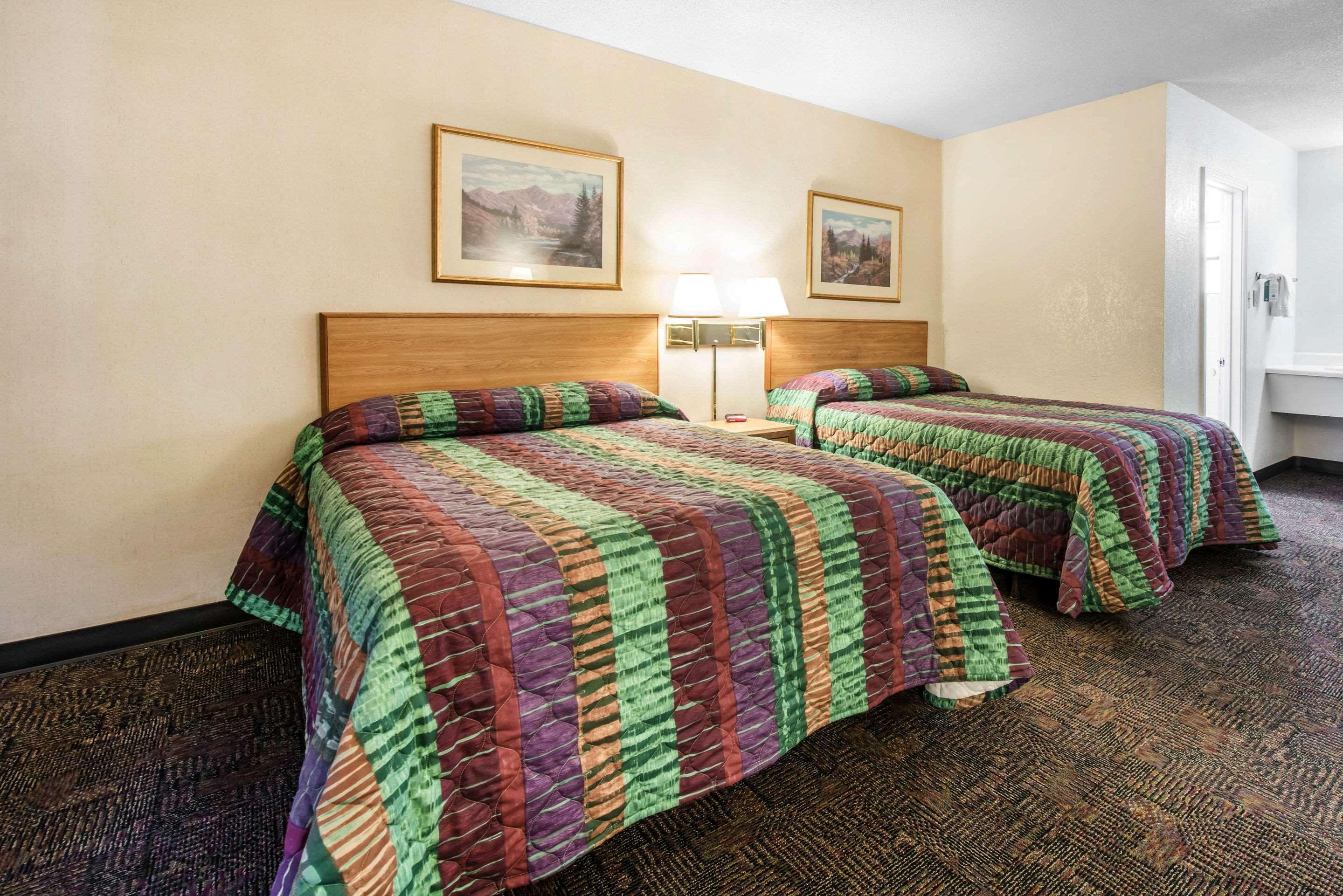 Rodeway Inn & Suites Колорадо-Спрингс Экстерьер фото