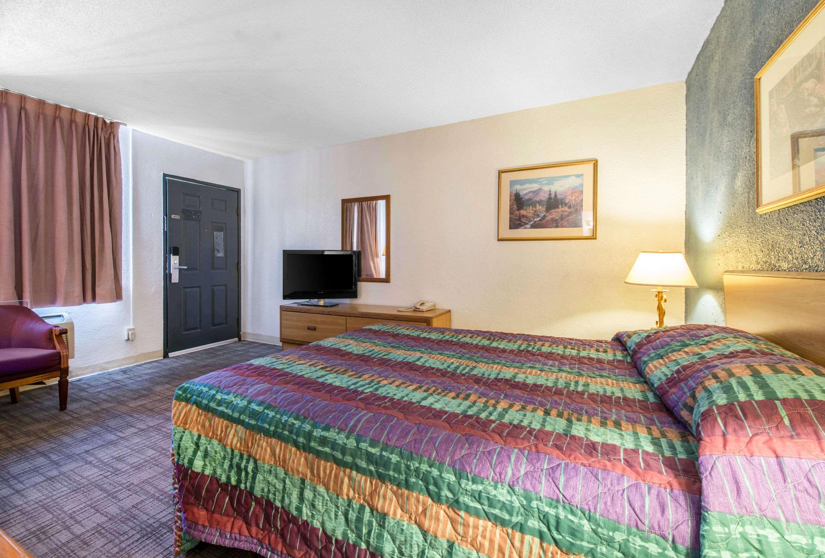 Rodeway Inn & Suites Колорадо-Спрингс Экстерьер фото