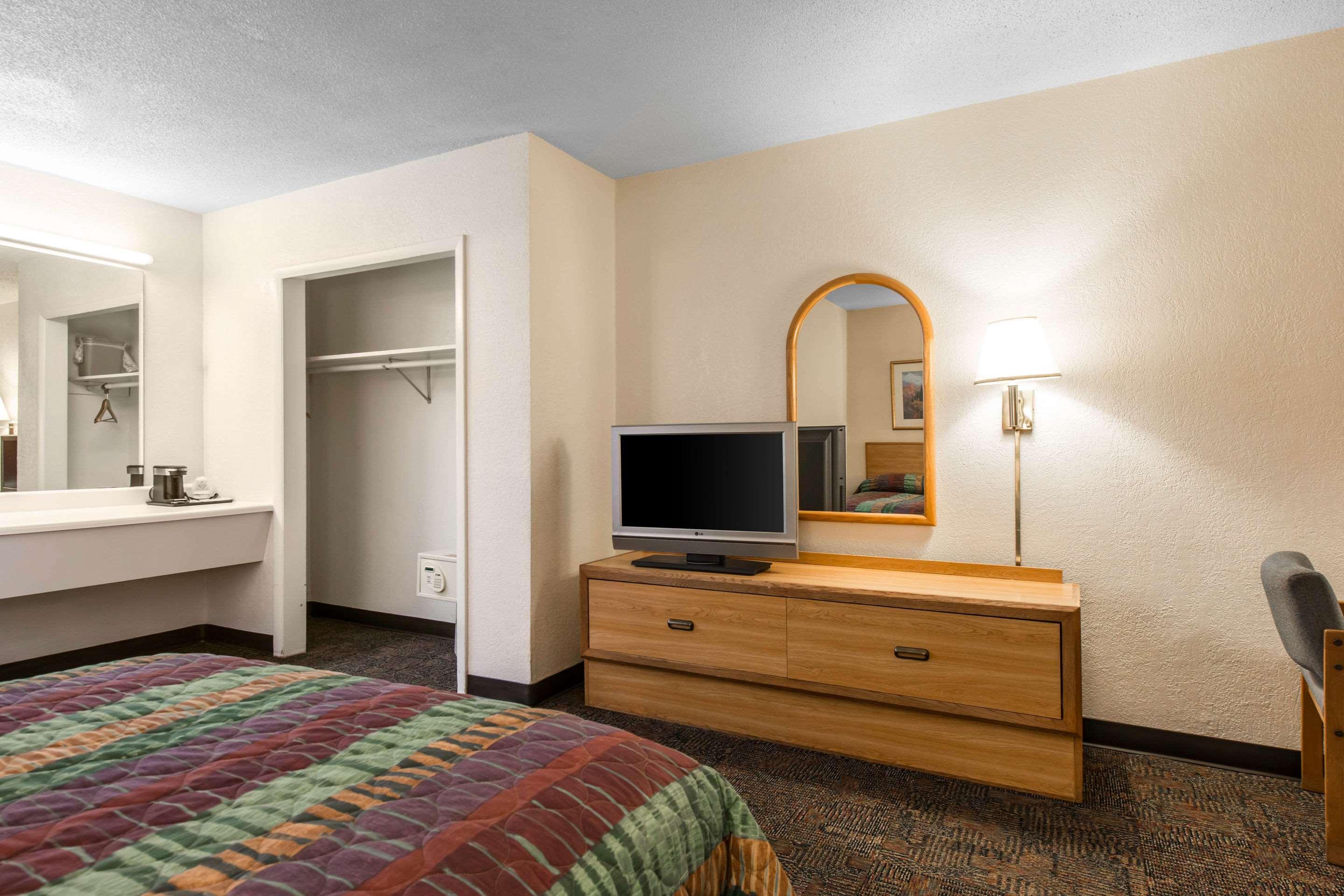 Rodeway Inn & Suites Колорадо-Спрингс Экстерьер фото