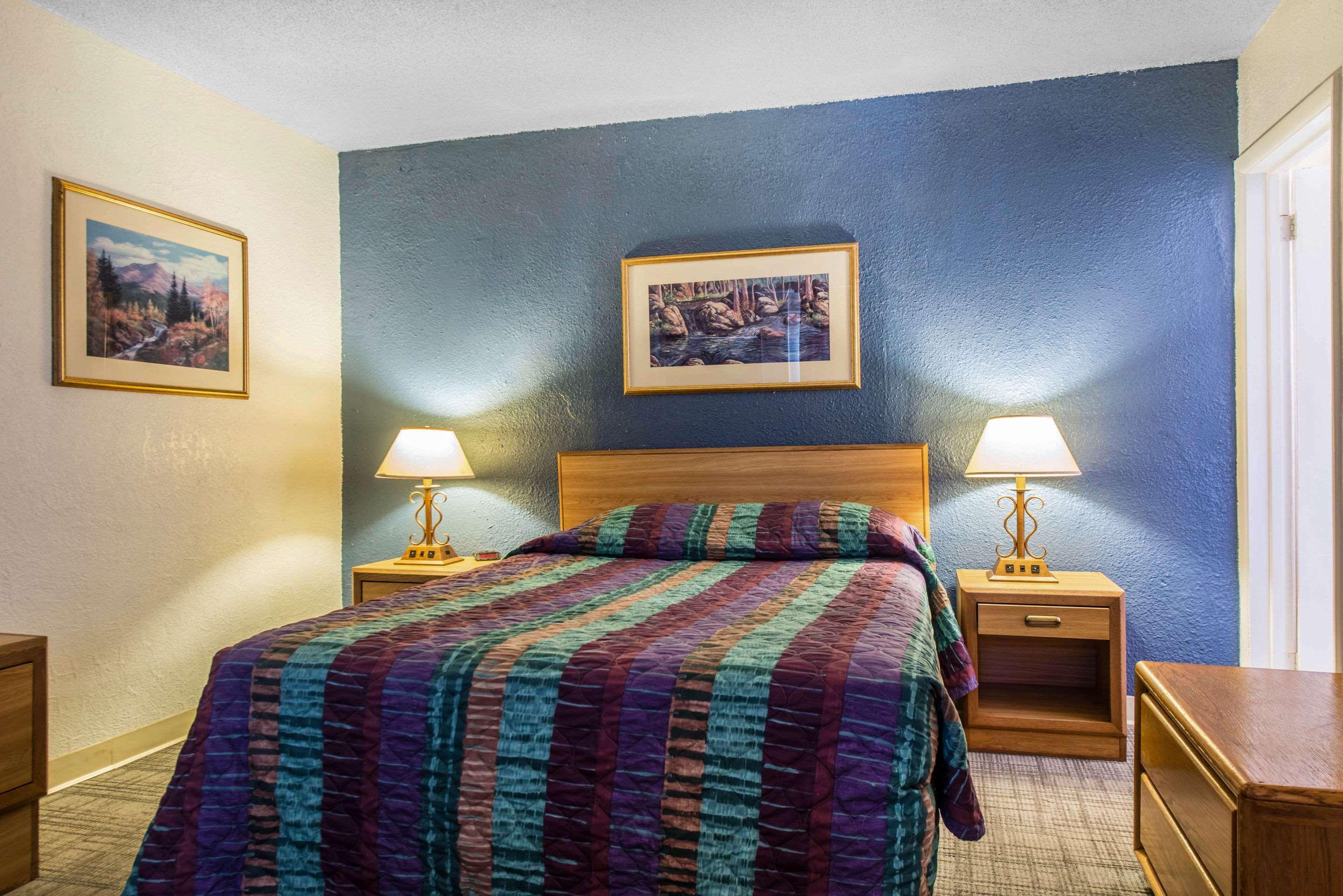 Rodeway Inn & Suites Колорадо-Спрингс Экстерьер фото