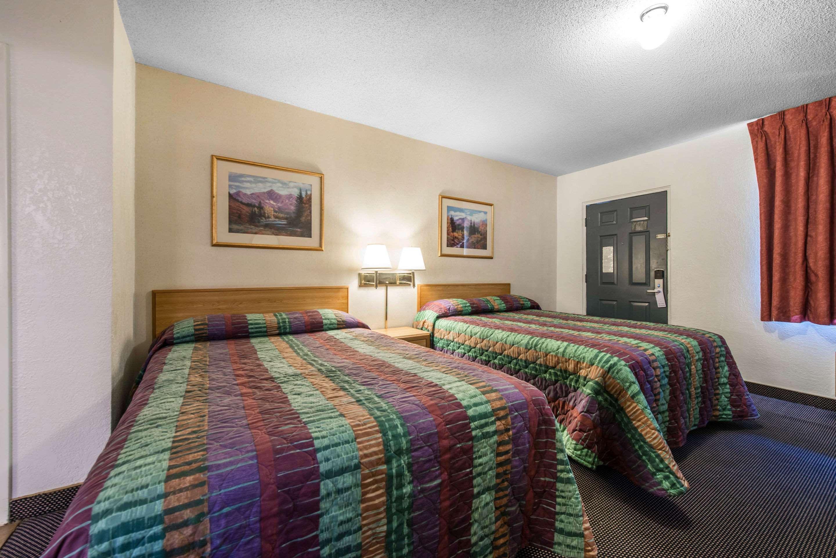 Rodeway Inn & Suites Колорадо-Спрингс Экстерьер фото