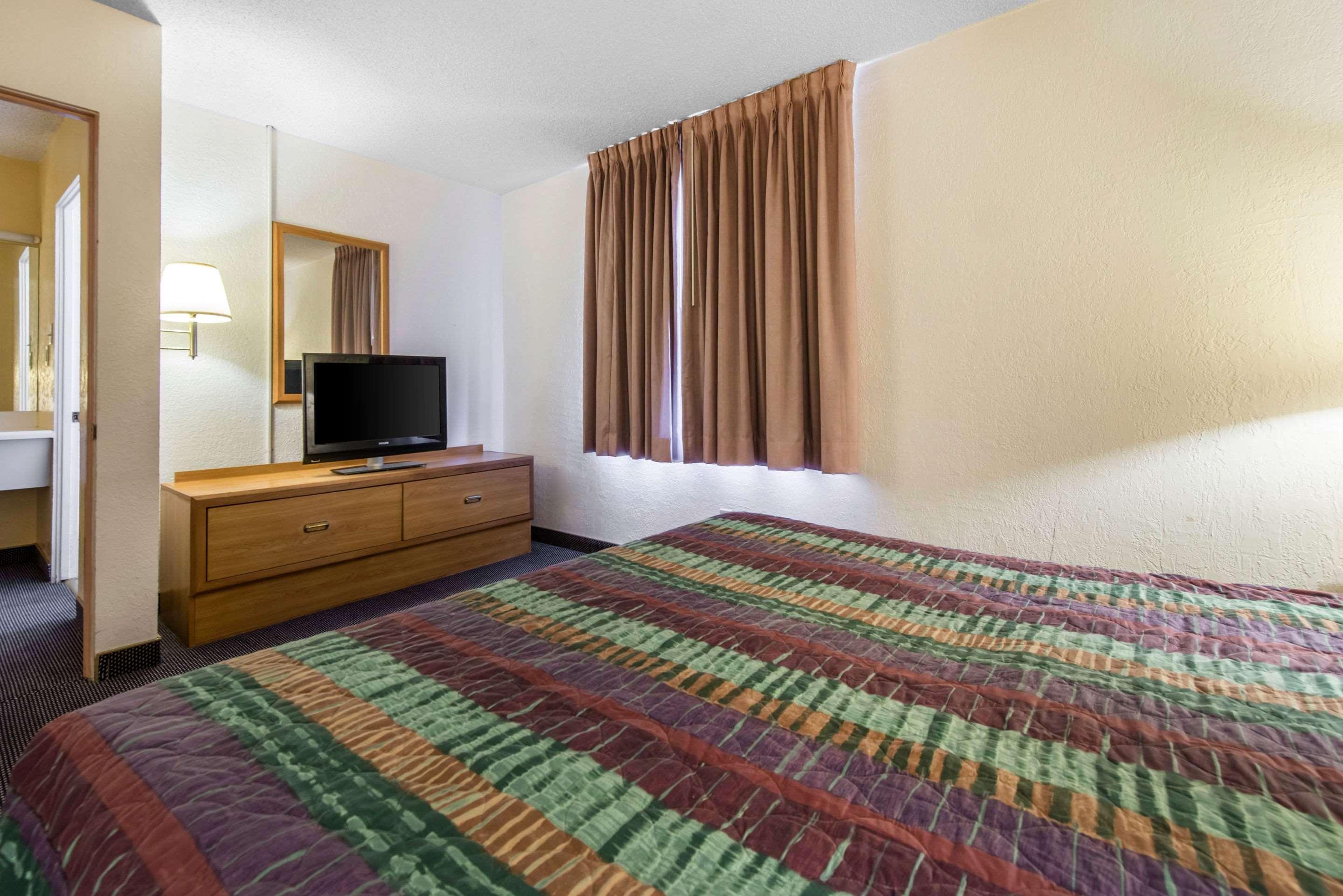 Rodeway Inn & Suites Колорадо-Спрингс Экстерьер фото