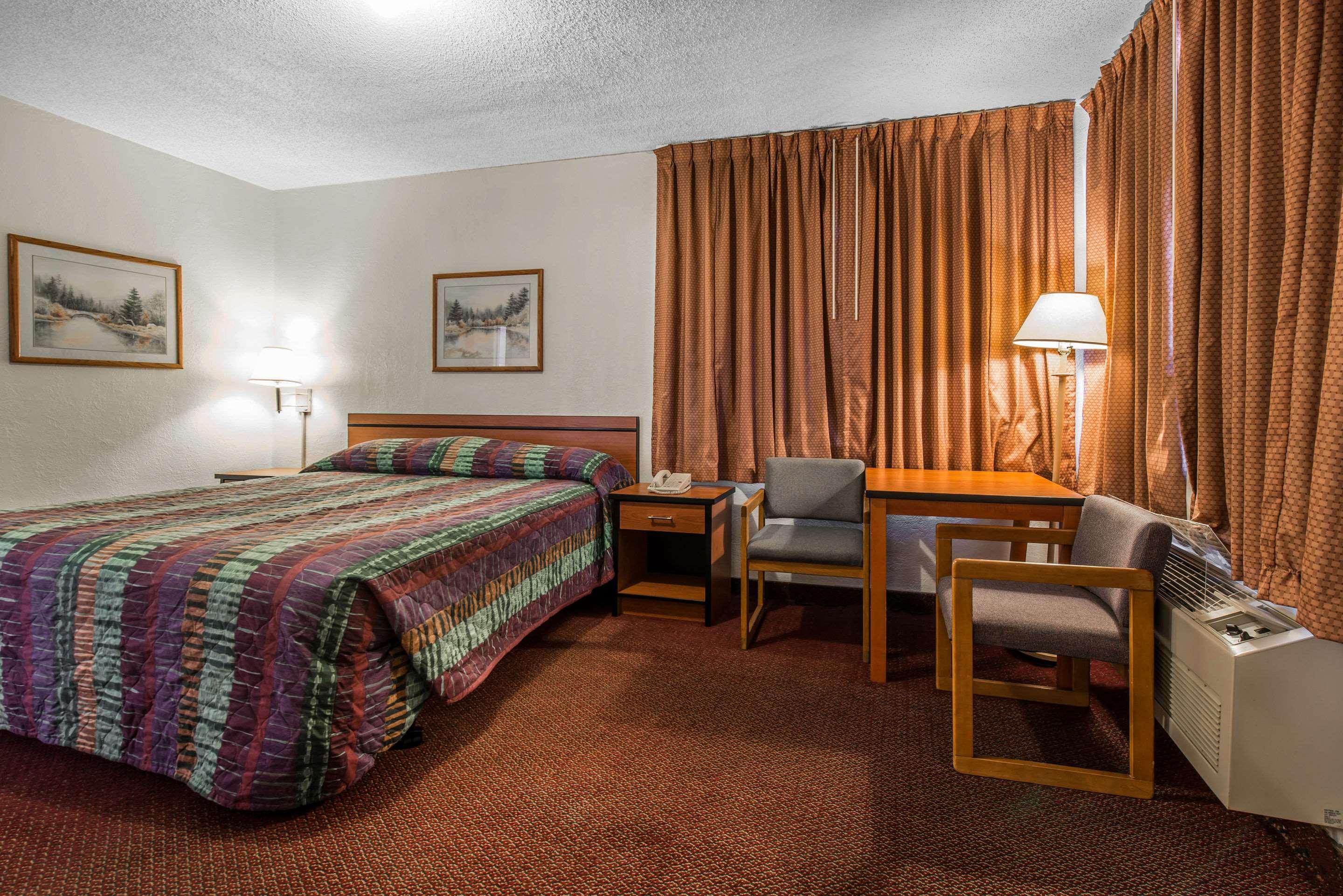Rodeway Inn & Suites Колорадо-Спрингс Экстерьер фото