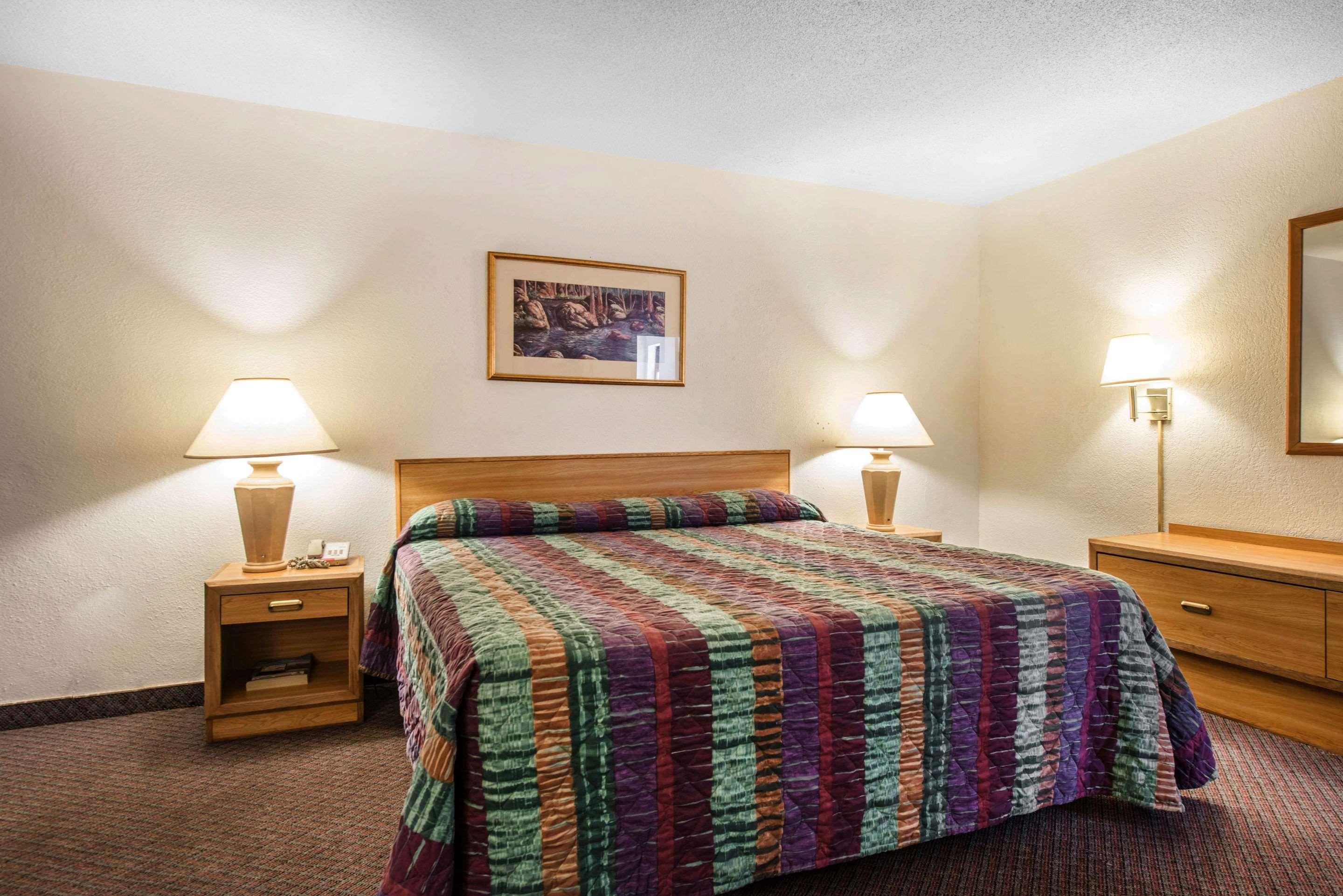Rodeway Inn & Suites Колорадо-Спрингс Экстерьер фото
