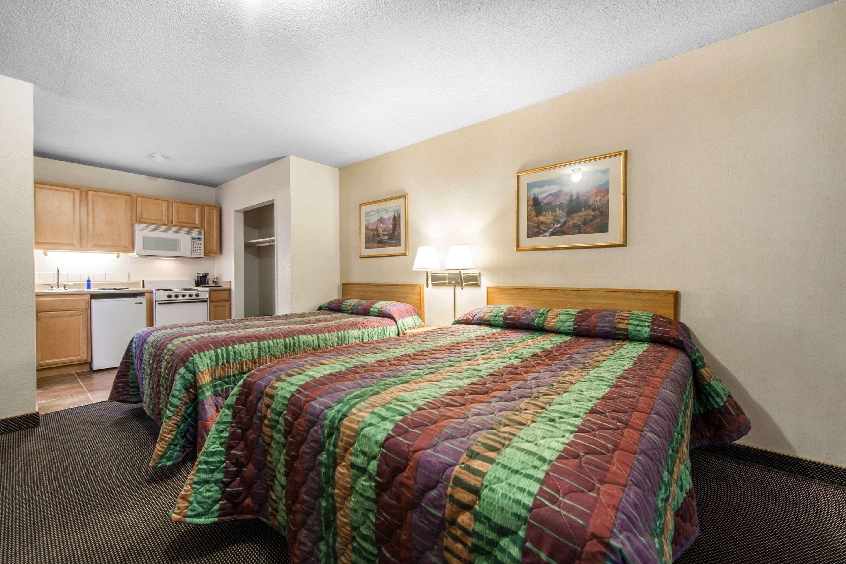 Rodeway Inn & Suites Колорадо-Спрингс Экстерьер фото