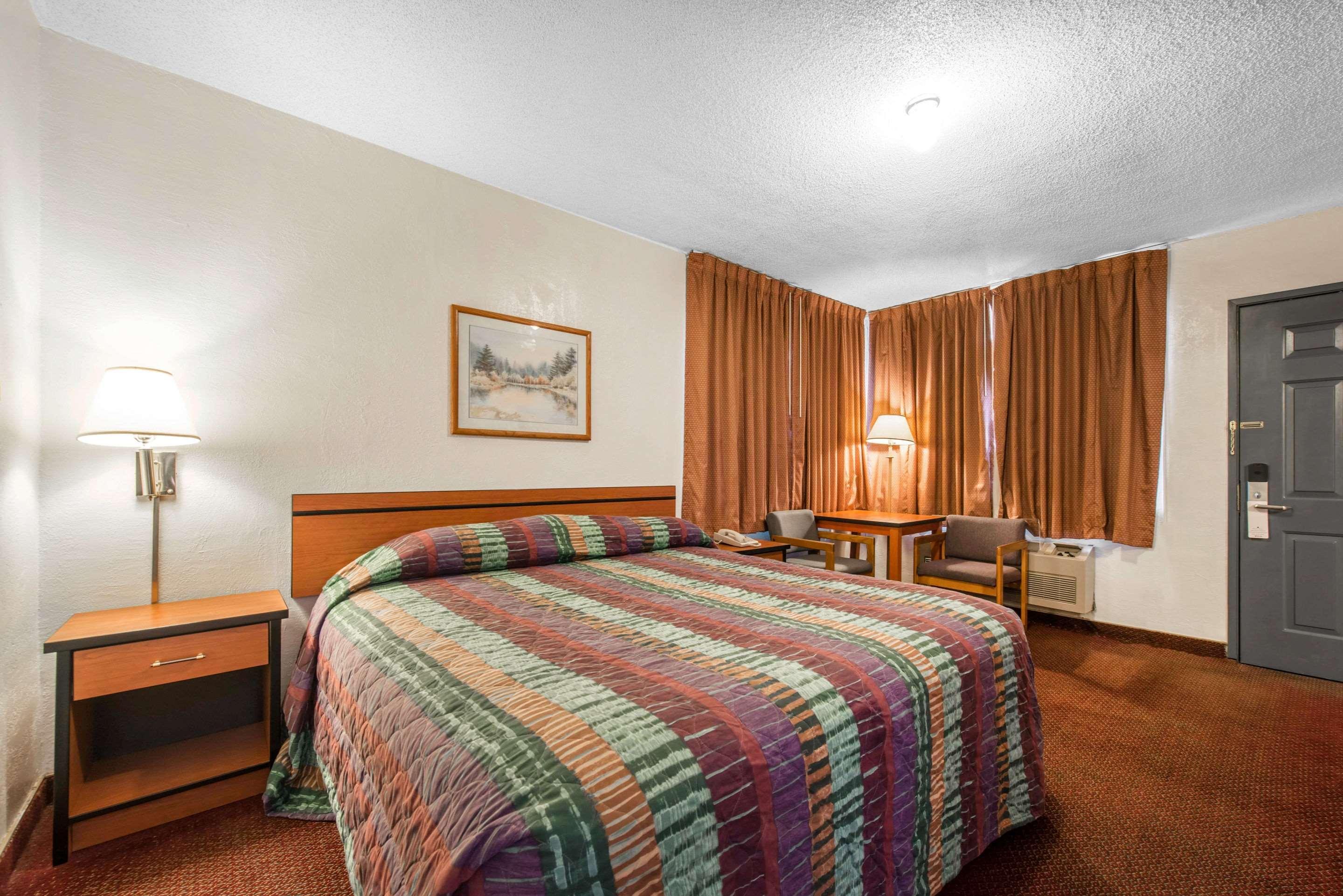 Rodeway Inn & Suites Колорадо-Спрингс Экстерьер фото