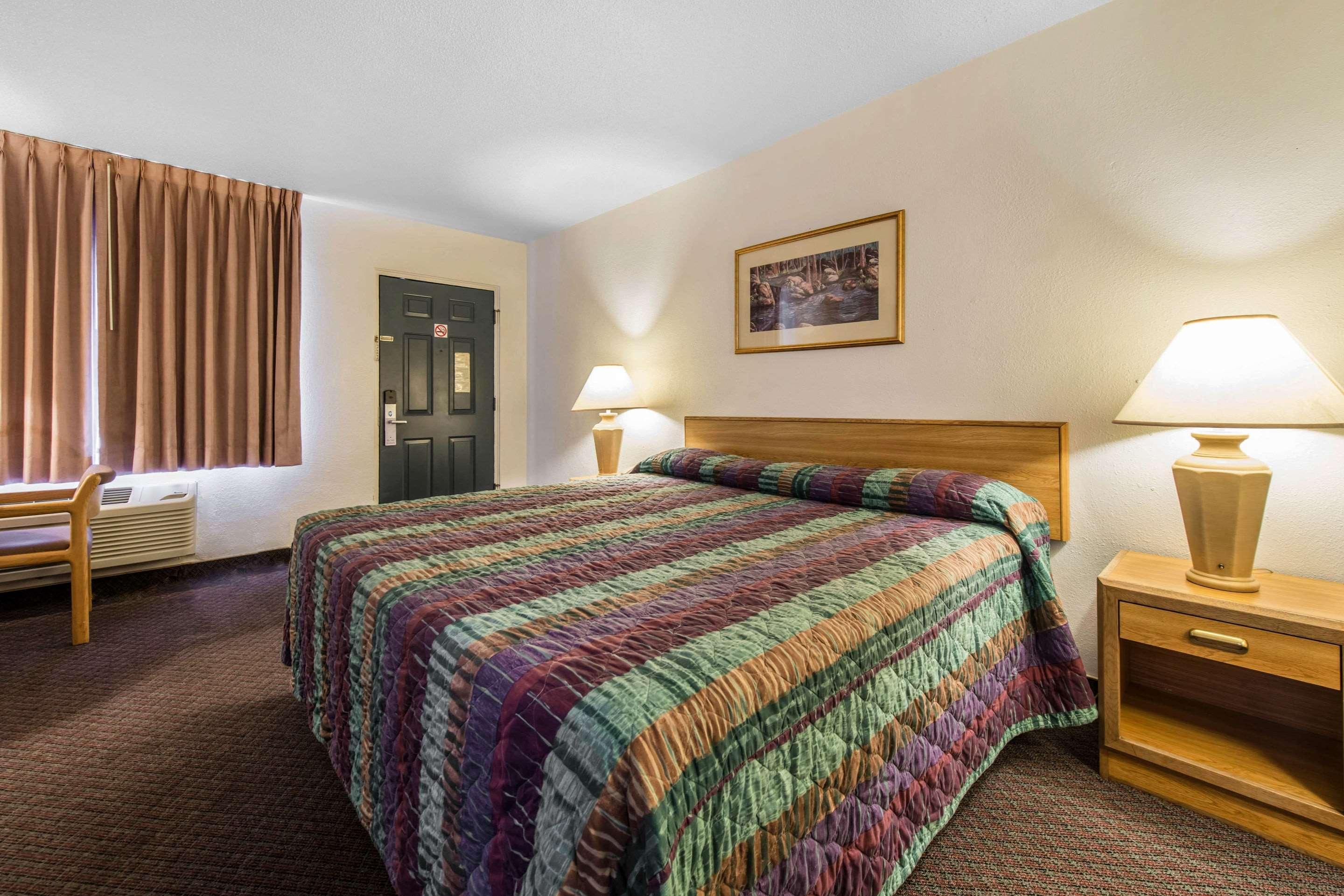 Rodeway Inn & Suites Колорадо-Спрингс Экстерьер фото