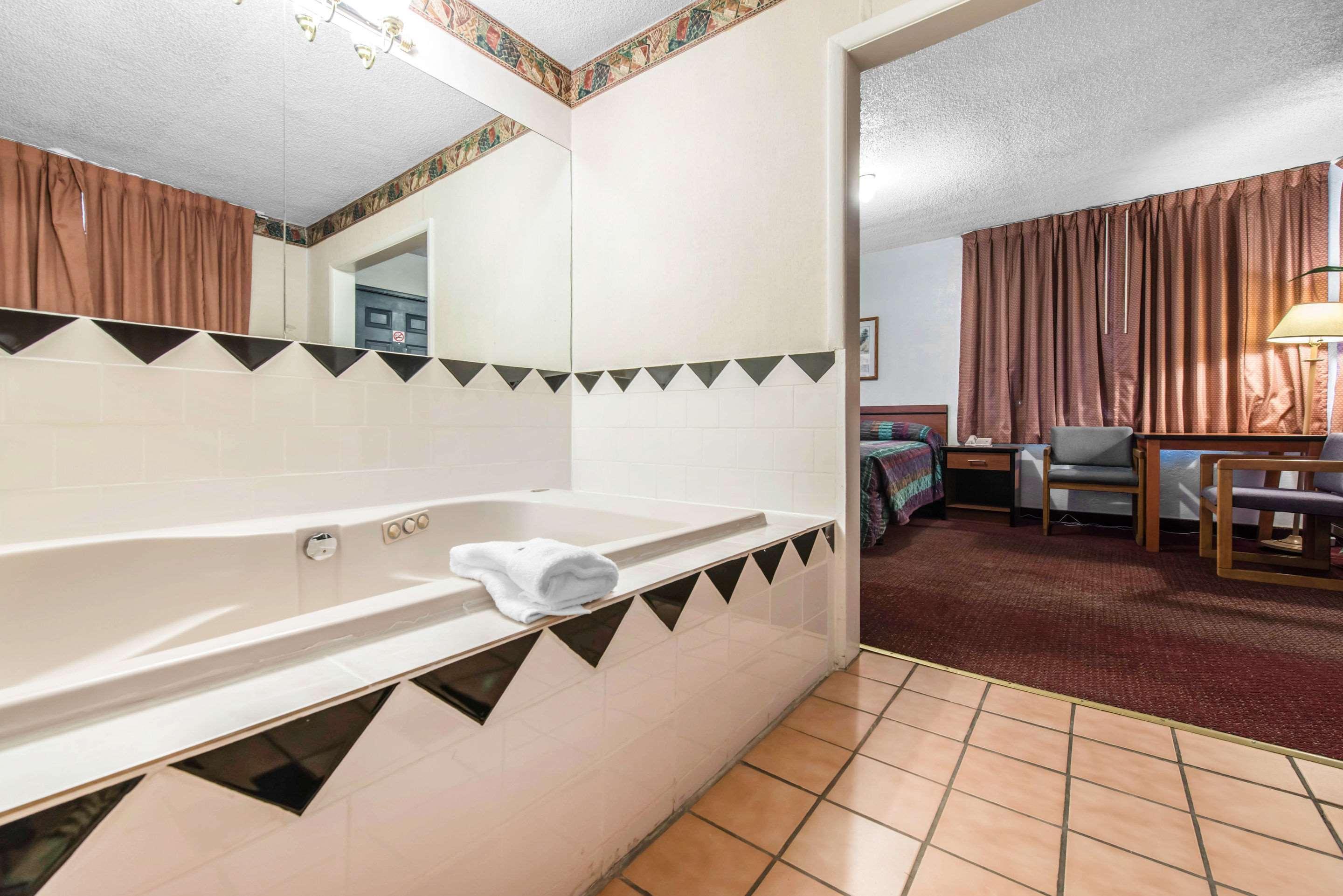 Rodeway Inn & Suites Колорадо-Спрингс Экстерьер фото